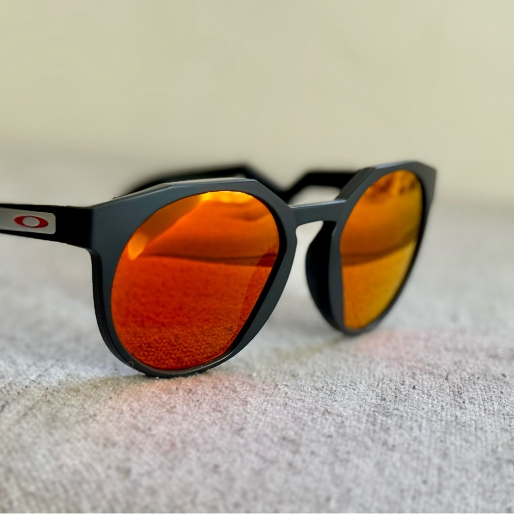 Oakley HSTN unisex sunglasses Matte Carbon/ Prizm Ruby